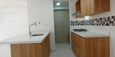 Apartamento en Arriendo en el Sector la Dalia Marinilla
Este apartamento de aproximadamente 70 metros cuadrados ofrece un diseño cómodo y funcional. Cuenta con 3 alcobas, 2 baños, sala comedor iluminada, cocina integral moderna, zona de ropas , balcón , 2 clósets, 1 vestier. Además, dispone de parqueadero privado y un cuarto útil para mayor almacenamiento.
Se encuentra ubicado en una unidad cerrada que ofrece portería 24 horas, jacuzzi , salón social, juegos infantiles,  ascensor y shut de basuras. Su ubicación estratégica permite fácil acceso a rutas de buses, cerca a autopista Medellin Bogota , además de cercanía a supermercados. 

