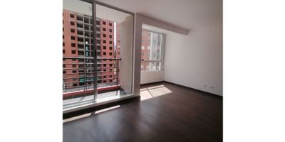 
Este acogedor apartamento cuenta con una privilegiada ubicación en Zipaquirá, una de las ciudades más encantadoras de Cundinamarca. Con una amplia área privada de 72 M2, este inmueble es perfecto para aquellos que buscan comodidad y confort en un entorno tranquilo y residencial. El apartamento cuenta con 3 cómodas alcobas, ideales para recibir a tus familiares y amigos, y dos baños completos, uno de ellos en la habitación principal y otro auxiliar. Además, se encuentra equipado con armarios empotrados, lo que te permitirá mantener tus espacios organizados y en orden. Disfruta de la brisa fresca y las hermosas vistas alrededor del apartamento desde su amplio balcón. La barra estilo americano en la cocina, con conexión al amplio comedor y sala de estar, es perfecta para compartir momentos especiales con tus seres queridos. La cocina integral está completamente equipada y cuenta con todas las comodidades necesarias para preparar tus platillos favoritos. La excelente iluminación natural y los suelos de cerámica / mármol le dan un toque moderno y elegante al apartamento. Además, podrás disfrutar de una impresionante vista panorámica desde su ubicación en un piso alto. La propiedad cuenta con una zona de lavandería independiente, lo que te permitirá realizar las tareas del hogar de manera fácil y cómoda. Su diseño unifamiliar te permitirá disfrutar de privacidad y tranquilidad en todo momento. Este apartamento se encuentra en un edificio moderno con acceso pavimentado, ascensor y vigilancia 24 horas en la portería. Además, está rodeado de una zona urbana en constante crecimiento, con parques, gimnasio y zonas verdes para que puedas mantenerte en forma y disfrutar de actividades al aire libre. Su estratégica ubicación cerca de transporte público, te permitirá desplazarte fácilmente por la ciudad y acceder a los servicios y comercios cercanos. La urbanización cerrada y la presencia de un club house y salón comunal, brindan una sensación 