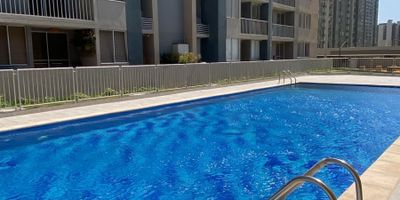 Arrienda un hermoso y acogedor apartamento para estrenar en piso 15.
Ubicado en Ciudad Mallorquín, Conjunto Maui, con una espectacular vista externa a la Ciénega, con mucha ventilación e iluminación natural, lo que se traduce en ahorro de dinero en energía.
Estrato 3 en servicios públicos.
El apartamento consta de 2 habitaciones con closets y ventanales, la alcoba principal con baño privado, un baño para la segunda habitación en la zona social del apartamento, sala y comedor en un solo espacio, espaciosa e iluminada cocina integral, área de labores, hermoso balcón para disfrutar de un café viendo espectaculares amaneceres o atardeceres.
El conjunto cuenta con lindas y funcionales zonas de esparcimiento como piscinas, zona infantil, coworking, sede social, vigilancia 24 horas, recepción, garaje comunitario.
Mucha zona verde para realizar ejercicios al aire libre, barrio seguro, tranquilo y acogedor, cerca de las principales universidades y colegios. Llama ya a Rosa y agenda una cita.

