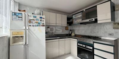 ATOS Inmobiliaria vende espectacular casa en el sector La Pradera, una zona residencial tranquila, segura y de alta valorización, con fácil acceso a colegios, supermercados y vías principales. Esta amplia y acogedora propiedad de tres pisos cuenta con cinco habitaciones, cinco baños, sala, comedor, cocina integral, área de ropas, sala de TV y un relajante jacuzzi, ideal para el confort de toda la familia. ¡No dejes pasar esta increíble oportunidad! Contáctanos y agenda tu cita hoy mismo.