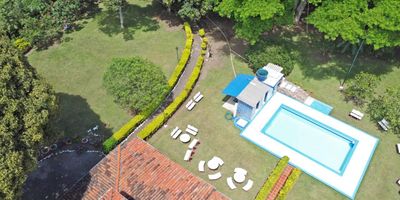 Ginebra Valle del cauca. venta de hermosa finca con excelente ubicación a tan solo cinco minutos del pueblo, cerca de la vía principal. En este fascinante espacio rodeado de naturaleza y alta valorización por su reconocimiento turístico, encontraras un lote de cinco mil ciento ochenta y dos metros cuadrados, distribuidos en una casa de dos niveles con seis habitaciones dotadas de camarotes y camas, baños con duchas, balcones con vista hacia la naturaleza , sala comedor , cocina semi integral , una amplia terraza con mesa de billar y mobiliario.  la zona social cuenta con  piscina, jacuzzi, sauna y BBQ, rodeado de arboles frutales productivos, generosa zona verde, lago para cría de peces , galpones para pollos, casa para mayordomo, bodega de almacenamiento, energía, acueducto y riego por goteo.