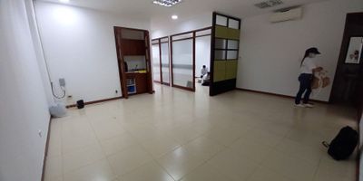 SE VENDE AMPLIA OFICINA, SECTOR DE CHIPICHAPE, ACABADOS TRADICIONALES SIN REMODELACION, AMPLIOS ESPACIOS, BAÑO SOCIAL, CONSTA DE UN ESPACIO OPERATIVO AMPLIO, SALA DE JUNTAS, COCINETA, ADEMAS CUENTA CON OFICINA PARA GERENCIA CON BAÑO PRIVADO. IMPORTANTE MENCIONAR QUE PUEDE HACER USO DE LA SALA DE JUNTAS UBICADA EN EL MISMO PISO DONDE ESTA LA OFICINA,  PUEDE  RESERVARSE CON ANTICIPACION EN LA ADMON DEL CENTRO COMERCIAL. LA UBICACION ES IDEAL POR QUE PERMITE ESTAR MUY CERCA DE LA ZONA DE BANCOS, RESTAURANTES, AMPLIA ZONA DE PARQUEADERO. CONTACTAR A CLAUDIA AL 3113839739.