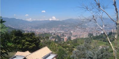 ¡Vive en un oasis de tranquilidad y comodidad en este increíble hogar campestre en Envigado, Antioquia! Con una impresionante área de terreno de 2000 M2, esta casa se encuentra en una ubicación privilegiada rodeada de naturaleza y hermosas vistas.

Con una construcción de 360 M2 en su totalidad, esta casa ofrece una amplia área privada de 360 M2 para que puedas disfrutar junto a tu familia. Cuenta con 4 confortables habitaciones y 3 baños para garantizar el espacio y la privacidad necesaria para todos los miembros de tu hogar.

Al ingresar, serás recibido por una hermosa balcón que te brindará una vista panorámica increíble de los alrededores y te permitirá disfrutar de un ambiente fresco y relajante. La casa también cuenta con un baño auxiliar y baño en habitación principal para mayor comodidad.

La construcción cuenta con detalles de alta calidad, como clósets, cocina integral y suelo en cerámica o mármol, brindando un aspecto elegante y moderno a cada habitación. Además, la casa cuenta con gas domiciliario y habitación de servicio para facilitar tu día a día.

Una de las mejores características de esta propiedad es su impresionante jacuzzi, perfecto para relajarte después de un largo día de trabajo o para disfrutar en familia durante los fines de semana.

En su exterior, encontrarás un amplio y bien cuidado jardín con árboles frutales que aportan una sensación de paz y contacto con la naturaleza. La casa también cuenta con acceso pavimentado y garaje, además de un parqueadero para visitantes.

La ubicación de esta casa es insuperable, con parques cercanos y fácil acceso al transporte público, lo que te permite desplazarte con facilidad por la ciudad. Además, se encuentra en una urbanización cerrada y exclusiva, que ofrece seguridad y tranquilidad para ti y tu familia.

Si eres amante de la naturaleza y buscas un lugar para desconectarte de la ciudad, esta propiedad en una zona campestre es perfecta para ti. Disfruta de sus 