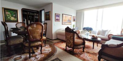 Codigo 907FR6818. Venta de espectacular apartamento con vista panorámica en el centro de Bogotá

Ubicado en el tradicional barrio Las Nieves, justo al lado de la estación de TransMilenio Las Aguas, se encuentra este hermoso apartamento de 97 metros cuadrados que se destaca por su amplitud, iluminación natural y una vista única sobre toda la ciudad.

El espacio está inteligentemente distribuido en una acogedora sala y comedor con grandes ventanales, un estudio ideal para trabajar o estudiar desde casa, una cocina integral moderna, zona de lavandería independiente, tres baños completos y tres cómodas habitaciones, siendo la principal en suite con baño privado. Además, cuenta con dos parqueaderos privados, un valor agregado difícil de encontrar en esta zona.

El edificio ofrece todas las comodidades para una vida tranquila y segura, incluyendo vigilancia 24/7, sistema de CCTV, portería y tres ascensores que facilitan el acceso a todas las áreas. Su ubicación es simplemente inmejorable: cerca de las principales universidades, centros culturales, zonas comerciales y con acceso inmediato al transporte público.

Una excelente oportunidad para quienes buscan comodidad, ubicación estratégica y una vista privilegiada en el centro de Bogotá.
