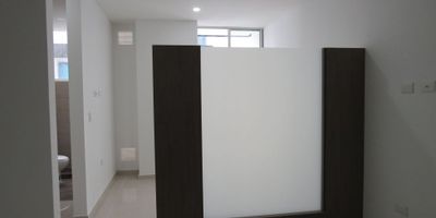 CODIGO: 907FR1376 .  Vendo acogedor apartaestudio  ubicado en villas de san pedro , completamente nuevo para estrenar, cuenta con un area de cuarenta y dos metros construidos ,amplia habitacion con baño privado , cocina integral estilo americano area de sala, comedor , baño social , cuarto de lavado ,en decimo piso con ascensor panoramico , exelentes acabados ,club hause en proceso de contrucion de zonas sociales , cuenta con parquedero 

 
