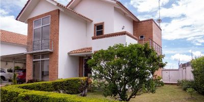 Codigo : 9071FR437  Venta de Espectacular Casa en Condominio Campestre La Pradera, Fusagasugá ¿Buscas un hogar en uno de los mejores condominios campestres de Fusagasugá? ¡Esta es tu oportunidad! Descripción de la Propiedad:


 Ubicación: Condominio Campestre La Pradera, uno de los más prestigiosos de Fusagasugá.
 Zonas Sociales: Disfruta de una piscina climatizada, cancha de tenis y extensas zonas verdes ideales para el esparcimiento.
 Niveles: Casa de 2 niveles con una arquitectura moderna y funcional.
 Club House: Acceso a un exclusivo Club House con todas las comodidades.
 Encortinada: La casa está equipada con elegantes paneles japoneses.
 Cocina: Gran cocina abierta, perfecta para los amantes de la gastronomía y para recibir invitados.
 Espacios Exteriores: Jardín exterior y patio interior cubierto, ideales para disfrutar de la naturaleza y la tranquilidad del lugar.
 Terraza: Amplia terraza circundante en el segundo nivel, ofreciendo vistas espectaculares.
 Garajes: 4 garajes, proporcionando amplio espacio para estacionamiento.
 Habitación de Servicio: Con baño privado, ofreciendo comodidad y privacidad.


Características Adicionales:


 Zonas Verdes: Extensas áreas verdes que permiten disfrutar del aire libre y la belleza natural del entorno.
 Conjunto Cerrado: Seguridad y tranquilidad garantizadas en un entorno cerrado y exclusivo.


Esta casa es ideal para aquellos que buscan un estilo de vida sofisticado en un entorno campestre, con todas las comodidades modernas y un acceso privilegiado a instalaciones de primer nivel.

Precio y Contacto:

No dejes pasar esta oportunidad de vivir en un lugar de ensueño. ¡Contáctanos hoy mismo para más información o para agendar una visita! Vive la vida que siempre soñaste en el Condominio Campestre La Pradera, Fusagasugá.
