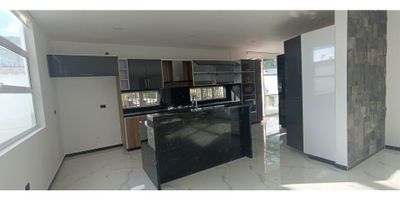 CODIGO: 907FR1542 "Lujo y Exclusividad: Estrena la Casa de tus Sueños en Fusagasugá" Descripción: "Descubre una oportunidad única de vivir en una casa totalmente nueva, diseñada con acabados de lujo y ubicada en el mejor clima de Fusagasugá. Esta propiedad exclusiva se encuentra en un conjunto cerrado, a solo dos cuadras del emblemático monumento del Indio, ofreciendo fácil acceso a almacenes y vías principales.

Características Destacadas:


 Espacios Amplios y Elegantes:

 
  Luminosa sala y comedor con chimenea, creando un ambiente acogedor.
  Exquisito jardín de bonsáis con simuladores de lluvia, un toque de naturaleza y serenidad.
  Espacio para jardín interno decorativo en la escalera, añadiendo un detalle único.
  Cocina integral de estilo americano con acabados de lujo y cava de vinos y licores con iluminación de lujo.
 
 
 Comodidad y Privacidad:
 
  Habitación en el primer piso con amplio baño, ideal para huéspedes o personas con movilidad reducida.
  Amplia zona BBQ privada, perfecta para el entretenimiento al aire libre.
  Zona de lavado independiente.
 
 
 Lujo en el Segundo Piso:
 
  Espectacular sala auxiliar o estudio a doble altura con iluminación especial.
  Balcón que rodea la habitación principal, ofreciendo vistas panorámicas.
  Habitación principal con baño privado y amplios closets de pared a pared.
  Dos habitaciones adicionales con baños privados y closets empotrados.
  Total de cuatro habitaciones de gran tamaño.
 
 
 Seguridad y Tecnología:
 
  Puerta de seguridad con chapa inteligente, que te habla e indica el estado de seguridad.
 
 
 Comodidades Adicionales:
 
  Parqueadero para tres carros.
  Conjunto cerrado con piscina y zonas sociales.
  Seguridad las 24 horas.
 
 


¡Una oportunidad única para vivir con estilo y confort en Fusagasugá!

El precio es negociable. Contáctenos para agendar una visita y descubrir esta joya inmobiliaria."
