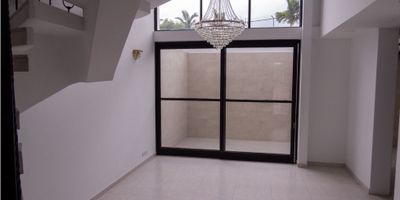  CODIGO:  907FR1407 Venta de Casa Remodelada en Conjunto Cerrado en Fusagasugá Descubre el hogar de tus sueños en Fusagasugá, en un exclusivo conjunto cerrado que ofrece todas las comodidades para una vida tranquila y confortable. Esta magnífica casa remodelada, situada en un sector de alta valorización y a pocas cuadras de centros comerciales, te espera para brindarte el estilo de vida que mereces.

Características de la Propiedad:


 
 Piscina y Zona BBQ: Disfruta de momentos inolvidables con amigos y familiares en la piscina del conjunto y en la zona BBQ, perfectos para tus reuniones sociales.
 
 
 Casa Remodelada: La casa se entrega con horno y estufa nuevos, lista para que disfrutes de su modernidad y funcionalidad.
 
 
 Tres Pisos de Confort:

 
  Primer Piso: Cuenta con 2 parqueaderos, un baño social, una habitación o estudio con baño privado, amplia sala comedor con iluminación natural, zona de lavado y patio trasero. La sala a triple altura ofrece un espacio luminoso y acogedor.
  Segundo Piso: Un estudio y tres habitaciones, cada una con su baño privado, brindan privacidad y comodidad para toda la familia.
  Tercer Piso: Amplia sala de televisión, una habitación con balcón y terraza, walk-in closet y baño privado, ideal para tu descanso y entretenimiento.
 
 
 
 Seguridad y Ubicación: Ubicada en un conjunto cerrado con vigilancia, estrato 4, que garantiza tu seguridad y tranquilidad. Su ubicación estratégica te permite estar cerca de centros comerciales y disfrutar de un entorno residencial de calidad.
 


Una Vida Plena y Confortable te Espera en Fusagasugá

Vive la experiencia de un hogar diseñado para tu bienestar, en un entorno seguro y con todas las comodidades que buscas. Contáctanos para más información y agenda tu visita. ¡Tu nuevo hogar en Fusagasugá te está esperando
