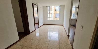 Codigo 907FR6298. Arriendo acogedor apartamento en el conjunto Portal de Molinos. El apartamento tiene 43 metros de construccion distribuidos en sala comedor, cocina integral, zona de lavanderia, tres habitaciones y baño. Los pisos son en ceramica para facil limpieza. El pago de adaministracion ya esta incluido en el canon de arrendamiento. El conjunto ademas tiene 2 salones comunales, parqueadero comunal, 2 terrazas BBQ, parque infantil, porteria y vigilancia 24/7. Ubicado cerca al transporte publico y a pocas cuadras de la estacion de transmilenio.
