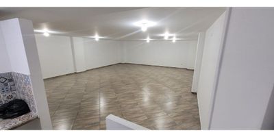 Local comercial en excelente ubicación en el municipio de Envigado, Antioquia. Este amplio local cuenta con un área construida de 155 M2, distribuidos en dos baños para mayor comodidad de sus clientes y empleados. Además, se encuentra en un sector estratégico de la ciudad, rodeado de importantes atractivos turísticos y cercano a centros comerciales, lo que garantiza un gran flujo de personas.

El local cuenta con todas las comodidades y servicios necesarios para el correcto funcionamiento de cualquier tipo de negocio. Dispone de agua, baño auxiliar, electricidad, gas domiciliario y suelo de cerámica / mármol de alta calidad, que brindan un ambiente cálido y acogedor.

En su exterior, cuenta con un balcón que permite disfrutar de la vista y aprovechar al máximo la iluminación y ventilación natural. También dispone de un depósito y una despensa para almacenar de manera ordenada y eficiente los insumos y productos del negocio.

El local se encuentra en un edificio con acceso pavimentado, lo que facilita el ingreso y salida de vehículos y peatones. Además, está rodeado de atractivos turísticos y en una zona con gran afluencia de público, lo que asegura una alta visibilidad y fácil acceso para potenciales clientes.

En cuanto a seguridad, el local cuenta con vigilancia, lo que garantiza la protección de todo el inmueble y sus ocupantes. También se encuentra en una zona residencial y comercial, lo que aumenta la sensación de tranquilidad y comodidad para los clientes y empleados.

En resumen, este local comercial es una excelente oportunidad para emprendedores que buscan establecer su negocio en una ubicación estratégica y con todas las comodidades y servicios necesarios para su correcto funcionamiento. ¡No pierdas la oportunidad de hacer crecer tu empresa en este lugar de ensueño en Envigado, Antioquia!

 

 

 

CONTACTANOS¡ +57 313 8343651
