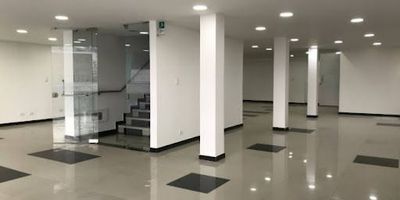 Local comercial segundo piso ,área libre ,un baño y cocineta ,ubicación en zona estratégica, ideal   para  boutique ,escuelas de arte conducción entre otras .