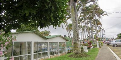 Código 907FR1298 Título: ¡Tu Nuevo Hogar Te Espera en La Pampa! Casa de 5 Habitaciones en Conjunto Cerrado con Piscina y Amenidades Exclusivas. Descripción: Descubra esta encantadora casa de dos niveles ubicada en el tranquilo sector de La Pampa, en un conjunto cerrado que ofrece un estilo de vida inigualable. Ideal para familias que buscan comodidad, seguridad y espacios para disfrutar.

Características Destacadas:


 Espacios Amplios y Versátiles:

 
  5 habitaciones espaciosas, perfectas para familias grandes o para crear espacios de trabajo y estudio.
  2 baños completos, diseñados para la comodidad de todos.
  Sala-comedor luminosa, ideal para recibir invitados y compartir momentos especiales.
  Cocina funcional y bien distribuida.
  Patio de ropa independiente.
 
 
 Servicios Exclusivos del Conjunto:
 
  Piscina para refrescantes días de sol.
  Salón social para eventos y celebraciones.
  Zona de BBQ para disfrutar de comidas al aire libre.
  Parque infantil para la diversión de los más pequeños.
  Cancha múltiple cubierta para practicar deportes.
  Parqueadero para visitantes.
 
 
 Ubicación privilegiada:
 
  Sector La Pampa, una zona tranquila y de alta valorización.
  Cercanía a centros comerciales y supermercados para tu comodidad diaria.
  Fácil acceso a transporte público.
 
 


Distribución de la Casa:


 Primera Planta:

 
  Sala amplia y luminosa.
  Comedor con acceso al patio.
  2 habitaciones cómodas.
  1 baño completo.
  Patio de ropas.
 
 
 Segunda Planta:
 
  3 habitaciones adicionales, una de ellas con balcón privado.
  1 baño completo.
 
 


Beneficios adicionales:


 Conjunto cerrado con ambiente familiar y seguro.
 Zonas verdes y espacios para el esparcimiento.
 Excelente oportunidad de inversión en una zona de alta demanda.


¡No dejes pasar esta oportunidad de vivir en un lugar donde la comodidad y el bienestar se unen!

 
