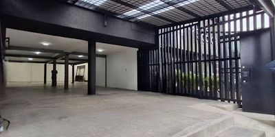 Excelente local en el Barrio Quinta Paredes,  sobre la Avenida la Esperanza  en area privilegiada, a una cuadra de  Corferias y el Acueducto,  a dos cuadras de la Embajada Americana,  frente a Zona hotelera, contiguo a  Carulla y varios  parqueaderos,  Alta zona comercial.  Alto flujo peatonal y vehicular. Amplio uso de suelos