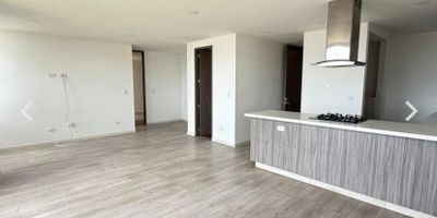 Este hermoso apartamento de 77 metros cuadrados combina comodidad y funcionalidad en un espacio prácticamente nuevo. Cuenta con dos habitaciones espaciosas y luminosas, ideales para familias o quienes buscan un ambiente acogedor. Tiene dos baños completos que brindan confort y privacidad.
La cocina abierta de estilo americano, la sala comedor, creando un ambiente amplio y moderno, perfecto para convivir y recibir visitas. Además, dispone de una zona de ropas independiente para mayor comodidad.
Incluye parqueadero y depósito, el conjunto residencial ofrece, zonas comunes, que incluyen terraza BBQ, gimnasio equipado, salón infantil, salón de juegos y zonas húmedas. Cod: 4319