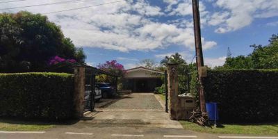 Codigo 18729. Vendo casa en el exclusivo Condominio Campestre Las Mercedes en Jamundí, rodeada de naturaleza y tranquilidad. El condominio cuenta con más de 400.000 m² de zonas verdes, cinco lagos, piscina semiolímpica, capilla, cancha de fútbol profesional y otra recreativa, cuatro canchas de tenis y senderos ecológicos, ofreciendo un estilo de vida único y conectado con el entorno natural.La propiedad tiene 328 m² construidos en un solo nivel, sobre un lote de 1.544 m². Al ingresar, una puerta eléctrica da acceso a un parqueadero para seis vehículos. La casa está rodeada de jardines, árboles frutales y una encantadora 'Huerta de la Abuela'.Cuenta con paneles solares registrados, sistema de riego automático, aljibe de 12 m de profundidad, y una terraza de 100 m² con fuente de agua, ideal para relajarse.En su interior, encontrarás una sala amplia, comedor, cocina abierta, estudio, salón múltiple, tres habitaciones amplias, luminosas, frescas y muy cómodas, cada una cuenta con su propio baño privado, para un total de seis baños.Adicionalmente, hay una pequeña casa auxiliar con bodega y baño, y los paneles solares en el techo. La propiedad colinda con área de reserva natural, aportando aún más privacidad y conexión con el entorno.Una joya de casa que combina comodidad, sostenibilidad y vida en armonía con la naturaleza.