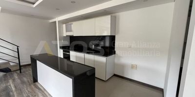 Atos Inmobiliaria vende exclusivo apartamento dúplex en el prestigioso sector de Los Muiscas, una zona residencial tranquila y de alta valorización, con excelente acceso a universidades, colegios y vías principales. El apartamento cuenta con cocina integral, zona de ropas, sala-comedor con chimenea, cuatro habitaciones (una de ellas con vestier), dos baños, estudio, parqueadero doble y depósito. Disfruta de una espectacular vista, amplios espacios y acabados de alta calidad. ¡No dejes pasar esta oportunidad! Contáctanos y agenda tu cita hoy mismo.