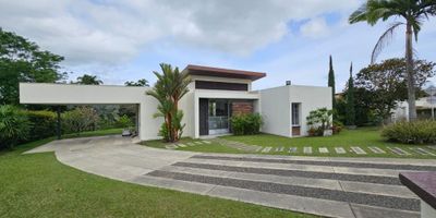 Hermosa casa campestre, esquinera, diseñada y construida en un solo nivel. Cuenta con 3 alcobas, todas con baño y vestier. Además, baño social, sala comedor, terraza cubierta, cocina abierta, zona de ropas independiente, parqueadero cubierto para dos vehículos.

La propiedad tiene un espectacular lote de 1.676 m2 en el que podrás disfrutar de la naturaleza, el aire puro, hermosas aves y los mejores atardeceres.

Está ubicada en condominio cerrado con portería permanente, salón comunal, juegos infantiles, canchas y sendero ecológico. 

Una casa ideal para personas mayores o familias.

Una oportunidad sin igual.

 

 