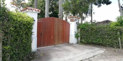 Espectacular propiedad para la venta en exclusivo sector cerca al Parque del Cafe, 44.500 M2 distribuidos de la siguiente manera :

Casa Campestre de 445 M2 que consta de 2 salas, 1 comedor, 1 estudio o sala de televisión, baño social, 4 alcobas todas con baño, la principal con vestier y balcón, cocina integral tipo americano con isla, en la parte externa de la casa amplios espacios y corredores con una sala exterior, un comedor sala de star, BBQ, cuarto de servicio con baño, deposito y baño exterior, parqueadero cubierto para dos carros y descubierto para 12.

La casa esta construida en material con excelentes acabados y todos los trabajos de madera son en mangle y algarrobo, es una hermosa casa con una vista espectacular muy amplia y con una iluminación natural excepcional.

Casa # 2. con 200 metros cuadrados, excelente salón , 4 alcobas , 4 baños,deposito, cocina exterior, horno y fogon artesanales.

Casa de encargado.

Además la propiedad tiene caballerizas, 3 perreras,  piscina, aljibe, 3 tanques recolectores de agua, aproximadamente 10.000 metros sembrados en naranja, potreros muy planos que serian una excelente opción para pensar en un proyecto turistico a futuro.

Contactenos.
