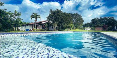 ¿Buscas un lugar tranquilo y alejado del ruido de la ciudad? Esta hermosa casa campestre es la opción perfecta para ti. Ubicada en la zona rural de Quimbaya, rodeada de naturaleza y aire puro, te ofrece la oportunidad de vivir en un entorno sereno y relajante. Con un área total de 2000.0 m2, esta propiedad cuenta con una amplia área de terreno ideal para realizar actividades al aire libre y disfrutar de hermosas vistas panorámicas.

Al ingresar a la casa, te encuentras con una construcción de 350.0 m2 que se distribuye en un solo nivel. En su interior, encontrarás 4 acogedoras habitaciones, perfectas para recibir a tus familiares y amigos, y 3 baños completos equipados con todo lo necesario para tu comodidad. Además, cuenta con un garaje para 4 vehículos, brindándote la facilidad de tener espacio suficiente para todos tus automóviles. 

Esta casa campestre es apta para mascotas, por lo que no tendrás que preocuparte por dejar a tu fiel compañero en casa mientras disfrutas de tu escapada al campo. Además, se encuentra completamente amoblada y cuenta con armarios empotrados en cada habitación, ofreciéndote un espacio funcional y organizado.

La comodidad y la funcionalidad también están presentes en las áreas internas de esta casa campestre. Cuenta con un estudio para trabajar desde casa o dedicar tiempo a tus hobbies y un espacioso hall de alcobas que se puede utilizar como zona de juegos para los más pequeños de la familia. La cocina está completamente equipada y cuenta con una despensa para almacenar tus alimentos y utensilios de cocina. 

Disfruta de largas caminatas por los hermosos jardines y zonas verdes que rodean esta propiedad. Su ubicación interior te garantiza tranquilidad y privacidad, sin dejar de lado la facilidad de acceso pavimentado y la cercanía a parques y áreas turísticas de la región. Conoce y saborea deliciosos frutos de los árboles frutales que se encuentran en el terreno y prepara barbacoas en la zona de parrilla c