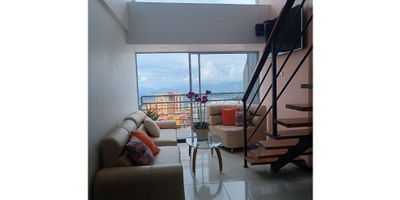 La Fontana Soluciones Inmobiliarias presenta un apartamento dúplex de tres (3) alcobas con closet, alcoba principal con baño, sala comedor, cocina integral con barra americana, tres (3) baños, pisos en cerámica, zona de ropas, vista panorámica y dos (2) balcones. Ambientes conectados por una moderna escalera que realza la amplitud y luminosidad en cada nivel, con acabados de alto estándar y detalles que marcan la diferencia. ¡Viva la experiencia de estrenar diseño y confort en las alturas! Contáctenos hoy y estrene su nuevo hogar con La Fontana Soluciones Inmobiliarias. 
 
Código inmo: 14785 Manizales, Caldas. 
