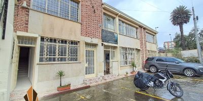 Casa mixta en venta en Teusaquillo, Bogotá.
Oportunidad única de inversión en zona estratégica de alto tránsito cerca del Estadio El Campin, Movistar Arena y Universidad Nacional. 

Casa de 452 m² con 8 habitaciones, 6 baños, parqueadero para 5 vehículos, balcones, sala comedor, chimenea, patio, zona de ropas y pisos en madera natural. En el primer nivel cuenta con 3 locales comerciales con servicios independientes. Segundo nivel ideal para oficinas, espacios educativos o culturales. En el tercer nivel hay un apartaestudio con opción de independizarlo. Rentabilidad mensual aproximada de $15 millones. Accesos por Calle 57, Carrera 30, Av. Caracas y Calle 63.

¡Ideal para inversionistas! Contáctanos.1