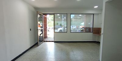 Local para arriendo en el sector de Laureles ubicado en un centro comercial, el local cuenta con espacios comodos, amplios y luminosos, cuenta con puerta cortina, 1 bano, cocineta y aire acondicionado, el local se encuentra cerca a transporte publico, entidades bancarias, supermercados, la miguera Laureles, tiendas D1.