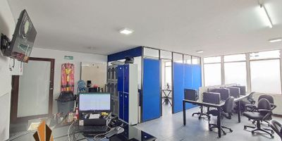 Oficina sin amoblar en arriendo en Chapinero. 

Ubicación estratégica en zona comercial.

Excelente oficina de 45 m² con altura de 2.40 metros, ideal para tu negocio. Ubicada en una zona comercial con acceso a una red eléctrica de aproximadamente 120 KVA y servicio de parqueadero en el exterior del edificio. Dispone de puerta vidriera y portería 24 horas para mayor seguridad. Cercana a la Iglesia de Lourdes, Transmilenio Calle 63 y Universidad La Salle, con fáciles accesos por la Carrera 13, Calle 63 y Carrera Séptima. Cuenta con un cubículo para espacio independiente. baño comunal para damas y caballeros en el mismo piso de la oficina. Área abierta para aproximadamente 12 puestos de trabajo. (No se arrienda amoblada)

 ¡No dejes pasar esta oportunidad! Contáctanos. 2