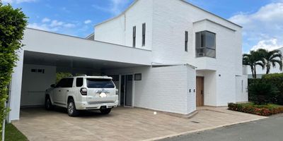 VENTA CASA CONDOMINIO CLUB LA MORADA CAMPESTRE 

Valor de Venta: $1.170.000.000
Administración: $750.000

Áreas

Lote: 544.96 m²

Construida: Aproximadamente 320 m²

Distribución del Inmueble

Primer Piso

Garaje para 2 vehículos.

2 bodegas externas.

Terraza interna con zona social BBQ (cocina, zona de lavaplatos y baño).

Sala, comedor y cocina integrada al jardín.

Baño social.

Zona de lavado.

Habitación para personal de oficios con baño.

1 habitación principal con baño (adecuado para movilidad reducida).

Segundo Piso

3 habitaciones, todas con baño (2 con terraza amplia).

1 sala de televisión.

Estudio.

Mueble de linos.

Escalera amplia.

Observación: Recién remodelada en su totalidad.

Zonas Comunes del Conjunto

Salón social.

Piscina.

Sauna.

Gimnasio.

Cancha de fútbol.

Cancha de tenis.

Zonas verdes. 
Ubicación privilegiada en un entorno campestre con excelentes comodidades y espacios amplios para el disfrute y confort.
 cel. 3116232996 - 3172635603