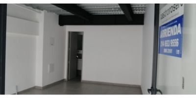 ¡Local en Arriendo en Versalles, Manizales! ?

Ubicado en una de las zonas más reconocidas de la ciudad, este local comercial de 24 m² es ideal para emprender o expandir tu negocio en un entorno activo y residencial.

Espacio Funcional:
Cuenta con un baño auxiliar y pisos en cerámica, perfecto para ofrecer un ambiente limpio y práctico. Su ubicación en primer piso facilita el acceso tanto a clientes como a proveedores.

Entorno Estratégico:
El local se encuentra sobre vía principal, con acceso pavimentado y cercanía a centros comerciales, colegios, universidades, zonas deportivas, parques y centro médico. Además, está ubicado en una zona residencial con excelente flujo peatonal y transporte público cercano.

Comodidades Adicionales:
Adaptado para personas con movilidad reducida y rodeado de espacios recreativos como canchas deportivas y zona infantil.

¡Tu negocio merece estar en una ubicación privilegiada como Versalles! Contáctanos para más información y agenda tu visita hoy mismo.


