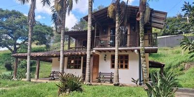 Descripción 447- 12617 Finca en Arriendo en parcelación en la ceja, casa de aproximadamente 130 metros construidos, un área total de 10.000 metros, ofrece un diseño cómodo y funcional. Cuenta con 3 alcobas con clóset, 2 baños, sala comedor iluminada, cocina semi integral moderna, zona de ropas independiente, balcón con vista campestre, estudio ideal para trabajo remoto. Además, dispone de parqueaderos de visitantes, pesebreras, invernadero, potreros, árboles frutales, perrera, jardines, libre de agua . Se encuentra ubicado en una unidad cerrada que ofrece portería 24 horas. 