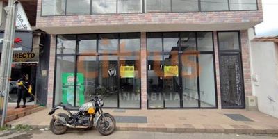 Excelente local para la venta, en primer piso de edificio residencial, está para estrenar se encuentra ubicado en una vía muy comercial del municipio de La Ceja, cerca de puntos de ventas de Yamaha, Auteco, Coordinadora, restaurantes, barberías, panaderías, estación de servicio de Texaco y Zeus.Cuenta con 320mt2, una altura de 4.50mt, energia 110220v, red de gas a punto cero, 2 banos completos con ducha y 2 puntos de instalacion para cocina con paceta en la parte trasera del local, tamién atrás recibe una muy buena luz natural y cuenta con una fachada en vidriera de piso a techo con entradas peatonales. Se puede rentar aprox en $13.500.000 más IVA