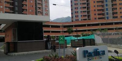 ¡Encuentra tu nuevo hogar! Apartamento moderno y luminoso en el corazón de Itagüí Ubicado en el exclusivo barrio DITAIRES, a pasos de colegios, centros comerciales y transporte público, este apartamento de 65m2 es ideal para cualquier estilo de vida. Sus 3 amplias alcobas con closets empotrados te garantizan privacidad y comodidad. Sus 2 baños completamente renovados son la definición de lujo y funcionalidad. Su amplia y luminosa sala comedor integrada a la cocina integral te permitirá disfrutar de momentos en familia. Desde allí podrás admirar las vistas a través de su balcón y terraza. Contamos con calentador, zona de ropa, Tus mascotas también podrán correr libres en la terraza. Este apartamento innovador combina la comodidad moderna con un estilo acogedor. ¡Descubre tu nuevo hogar en el corazón de Itagüí! Visítanos para una cita .URB PACIFICA APTO 514 TORRE 2