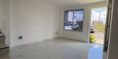 Casa en venta en Galicia en unidad cerrada, cerca a supermercados de cadena, rutas de transporte público y servicios complementarios de la zona. Cuenta con puerta de seguridad, salacomedor, pisos importados en cerámica, estudio, cuatro habitaciones con closet, tres baños, cocina integral en mesón de Quartzone, estufa, calentador a gas, zona de ropas, jardín y antejardín. La unidad posee de un parqueadero descubierto, piscina, gimnasio, salón comunal, sauna turco, parques infantiles, cancha de tenis y zonas verdes. Además cuenta con circuito cerrado de tv, portería y vigilancia las 24 horas. Inmuebles sujetos a verificación de disponibilidad. Venta Galicia Pereira