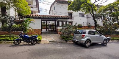 Amplio apartamento ubicado en el sector de Conquistadores, en la calle 32 f, piso 1, tiene un área de 143 metros aproximadamente. El inmueble cuenta con: 3 alcobas, más alcoba de servicio, 4 closets, 2 baños cabinados, sala-comedor, cocina integral con red de gas, y piso en baldosa.&nbsp;Los datos de los inmuebles promocionados en la página web están sujetos a cambio y verificación de disponibilidad.