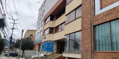 Descubre este amplio local ubicado en una zona más comercial de Zipaquirá. Con 150 metros cuadrados,  primer nivel con 80 mts 2,  baño,  con divisiones de madera, segundo nivel de 60 mts 2 cuenta baños, zona de cafetería . Se adapta a diversas necesidades comerciales. Su ubicación estratégica garantiza una alta visibilidad y flujo de clientes potenciales, cerca a centros de salud, notarias, zona altamente comercial, Ideal para empresarios que buscan expandir su negocio en un entorno dinámico y próspero. ¡Aprovecha esta oportunidad única para potenciar tu marca y alcanzar el éxito!