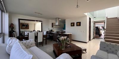 Casa en venta en unidad cerrada ubicada en un sector residencial, entorno campestre y tranquilo, de fácil acceso a vías principales, cerca a colegios y gran variedad de servicios complementarios del sector. Cuenta con 3 niveles, piso en cerámica y madera laminada, sala comedor, estudio, biblioteca, estar de tv, 3 alcobas con baño en cada una y vestier en la principal, baño social, cocina integral abierta tipo americano, alcoba y baño de servicio,cuarto útil, zona de ropas, terraza, jardín y parqueaderos lineales y paralelos 2 cubiertos. El conjunto cuenta con zonas sociales que incluyen  piscina, salón social, parques infantiles, zonas verdes, vigilancia y portería 24 horas, citofonia y circuito cerrado de tv. Inmuebles sujetos a verificación de disponibilidad.