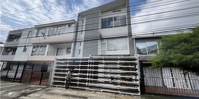 Código : 9080FR560 . Excelente casa de tres pisos construída hace 7 años, en excelnte ubicacion en Colinas del Bosque en el norte de Cali. Primer Nivel : antejardín y garaje ppara dos vehículos sala comedor, patio ornamental, cocina integral abierta, baño social, alcoba amplia con baño y zona de lavandería. Segundo Nivel : Tres alcobas amplias, con teraza y con baño cada una y amplio star de televisión.Tercer Nivel : Gran terraza cubierte, cuenta con salo de rueniones y barrabar, una alcoba, baño con jacuzzi, zona parrilla con su asador, vista a la montaña. Cerca a Mega Plaza, Centro Comercial Cihipichape. Calle.
