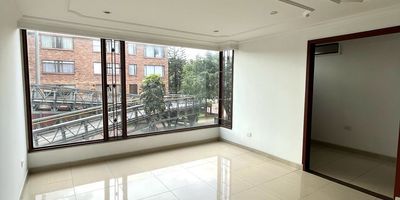 APARTAMENTO ESQUINERO, AMPLIO E ILUMINADO, CONTIGUO A PARQUES PISO 2, CON ASCENSOR, AMPLIO ILUMINADO, SALA COMEDOR COCINA INTEGRAL ZONA DE LAVANDERIA ESTUDIO, BIBLIOTECA, TRES HABITACIONES PRINCIPAL CON BAÑO PRIVADO, BAÑO SOCIAL COMPLETO PARQUEADERO CUBIERTO, VIGILANCIA 24 HORAS. 
SOBRE LA AVDA CALLE 53 FRENTE A INCONTEC, UNIVERSIDAD NACIONAL, CERCA EMBAJADA ESTADOS UNIDOS, A 20 MINUTOS DEL AEROPUERTO EL DORADO, COMODAS VIAS DE ACCESO. 
INFO WHATSAPP: 313 731 5555  Y 310 563 1103