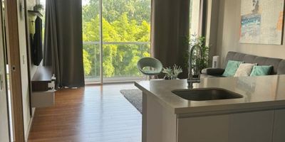 ¡Bienvenido a tu nuevo hogar en este acogedor apartaestudio! Con 1 habitación, 1 baño y 1 parqueadero, este espacio de 63 metros cuadrados es perfecto para ti. Imagina despertar cada mañana en un lugar lleno de luz natural y con una distribución que te hará sentir en armonía. La cocina es ideal para preparar tus platillos favoritos y la sala te invita a relajarte después de un largo día. Además, la ubicación es inmejorable, cerca de todo lo que necesitas. ¡No dejes pasar esta oportunidad de vivir en un lugar único y especial!