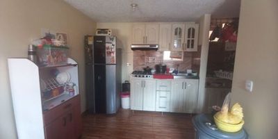 Esta propiedad en venta se encuentra en el Conjunto Residencial El Futuro Ii, ubicado en Soacha, Cundinamarca. Con una construcción en buen estado del año 2018, cuenta con 3 habitaciones, 2 baños y una cocina integral. Además, dispone de un cuarto de lavado, estudio/oficina y está apto para mascotas. El área cubierta es de 63.92 m², con una superficie total de 58.48 m². Entre los servicios ofrecidos se incluyen asador, salón de eventos, juegos infantiles, estacionamiento de visitas, portero y seguridad las 24 horas. Una excelente opción para quienes buscan comodidad y seguridad en un entorno residencial. DSB-904
