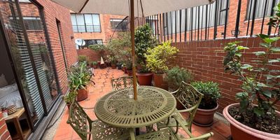 CS+1. En el corazón de la ciudad, se encuentra este imponente Apartamento de 138 metros cuadrados y 70 m2 de terraza. Con una distribución perfecta, cuenta con 3 habitaciones, 2 baños completos, baño social, cocina cerrada, cuarto y baño de servicio, sala comedor con chimenea, estar de tv o estudio, las terrazas tienen salida a el área social y a las alcobas, ideales para brindar comodidad y privacidad a sus residentes. Además, dispone de 2 parqueaderos independientes. Sus amplios espacios y acabados de alta calidad crean un ambiente de elegancia y confort inigualable. Desde sus ventanas, se puede apreciar una vista panorámica que cautiva los sentidos. Este lugar se convierte en el escenario perfecto para crear inolvidables momentos en familia.