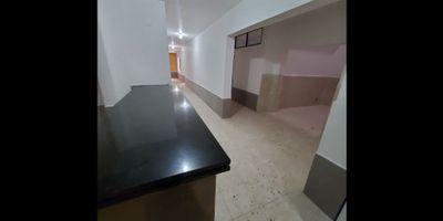 Se arrienda hotel en el sector de la 33, tiene un area de 720mts,18 espacios o alcobas, 21 baños, es de 3 niveles, algunas alcobas con yacuzi,recepcion patios, en el tercer piso un salon para reuniones, cerca  la glorieta de santa gema y la avda 80 con facil acceso a trasporte publicos
