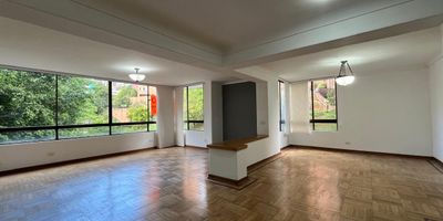 Apartamento en venta en unidad cerrada ubicada en zona residencial, entorno tranquilo, de poco flujo vehicular y tránsito solo de residentes, fácil acceso y salida a vías principales, rutas de transporte público, cerca a centros comerciales, restaurantes, hoteles, supermercados y gran variedad de servicios complementarios del sector.  Cuenta con piso en madera , sala y comedor independientes, estar de tv, 3 alcobas con vestier y baño en la principal, baño social, cocina integral cerrada, alcoba y baño de servicio, cuarto útil, zona de ropas y parqueaderos lineales cubiertos .  La Unidad cuenta con ascensor, amplias zonas verdes,  vigilancia y portería 24 horas y circuito cerrado de tv. Inmuebles sujetos a verificación de disponibilidad