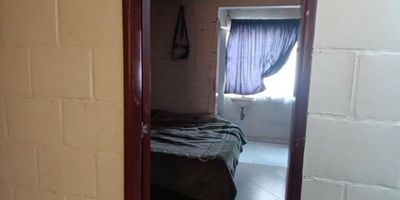 La propiedad en venta se encuentra en el municipio de Soacha, en el departamento de Cundinamarca. Este apartamento cuenta con 3 habitaciones, 2 baños, una zona de ropas y un patio. A pesar de no tener estacionamiento propio, se encuentra en una zona residencial tranquila y segura. La propiedad ofrece un espacio funcional y bien conservado, con una ubicación ideal para una familia que busca comodidad y practicidad en su hogar. CSF-974
