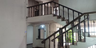 Casa Comercial independiente en arriendo cuenta con una excelente ubicación en un sector muy comercial, central, con fácil acceso y salida a vías principales, conexion con rutas de transporte público, estación de metro, cerca a colegios, universidades y gran variedad de servicios complementarios de la zona.  Cuenta con 2 niveles, piso en cerámica y madera, 7 espacios, baños, cocineta, techo en cielo raso, extractor, vitrina, red de gas, patio y parqueaderos lineales 3 cubiertos  Además bahía de parqueo y circuito cerrado de tv.  Inmuebles sujetos a verificación de disponibilidad.