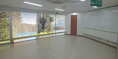 Oficina en arriendo y venta en centro empresarial ubicado en un sector muy comercial, sobre vía principal, con conexión a rutas de transporte público, cerca a supermercados, restaurantes y gran variedad de servicios complementarios de la zona.  Cuenta con piso en cerámica, 1 espacio, baño privado, cocineta, área de recepción, divisiones en concreto, cableado de red, techo en cielo raso, aire acondicionado privado, energía básica, red de gas y parqueadero cubierto. La unidad cuenta con ascensor, bahía de parqueo, baños comunales, parking visitantes csin costo, vigilancia 24 horas y circuito cerrado de tv.   Inmuebles sujetos a verificación de disponibilidad