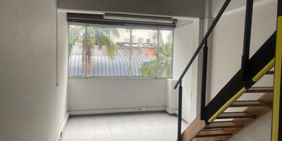 Oficina en arriendo en mall comercial ubicado en un sector muy comercial, en vía principal, con conexión a rutas de transporte público, a pocas cuadras de la estacion del metro, cerca a centros comerciales, restaurantes y gran variedad de servicios complementarios de la zona.  Cuenta con piso en cerámica, 2 niveles, 2 espacios, baño privado, cableado de red, techo cielo raso, aire acondicionado central, red de gas, energía básica, mezanine y parqueadero cubierto.   La unidad cuenta con baños comunales, parking visitantes con costo, vigilancia 24 horas y circuito cerrado de tv. Inmuebles sujetos a verificación de disponibilidad