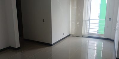 Apartamento en venta en La Pradera en unidad cerrada, cerca a supermercados de cadena, rutas de transporte público y servicios complementarios de la zona. Cuenta con salacomedor, pisos en cerámica, estudio, tres habitaciones, dos baños, cocina integral en mesón de granito, estufa, calentador a gas y zona de ropas. La unidad posee de un parqueadero cubierto, ascensor, piscina, salón comunal, parques infantiles y placa polideportiva. Además cuenta con circuito cerrado de tv, portería y vigilancia las 24 Horas. Inmuebles sujetos a verificación de disponibilidad. Venta La Pradera Dosquebradas