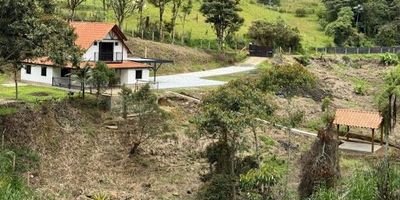 Se arrienda casa en rionegro sector el tablazo , consta con 120 mtrs, con  3 habitaciones,3 baños,parqueadero cubierto,sala comedor, cocina integral, balcon y deck.