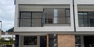 Excelente casa para el arriendo en sector de El Porvenir, en Rionegro, cerca de la vía ppal, a centros comerciales, restaurantes, hospitales, colegios, etc cuenta con 220mt2 construidos, es de 3 niveles en el primer nivel tiene parqueadero cubierto, sala, comedor, 1 habitación con clóset, baño social completo, cocina abierta con isla y hornos a gas, zona de ropas y patio techado, el segundo nivel tiene 2 habitaciones con baño y vestier, una de las habitaciones tiene balcón, estudio o biblioteca y en el tercer nivel tiene la habitación ppal con vestier y baño o también se puede usar como sala de cine, y una amplia terraza con una pergola y vista al sector. Canon $5.500.000